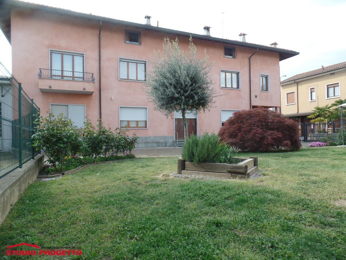 Casa indipendente composta da due appartamenti oltre ampia mansarda in vendita a Cabiate (CO) 2
